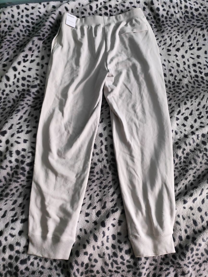 Spodnie Dresowe Nike Cuffed Pants Jogger Beżowo Białe. Bawełna 100%