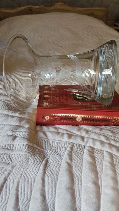 Wazon zdobiony kwiatowym szlifem