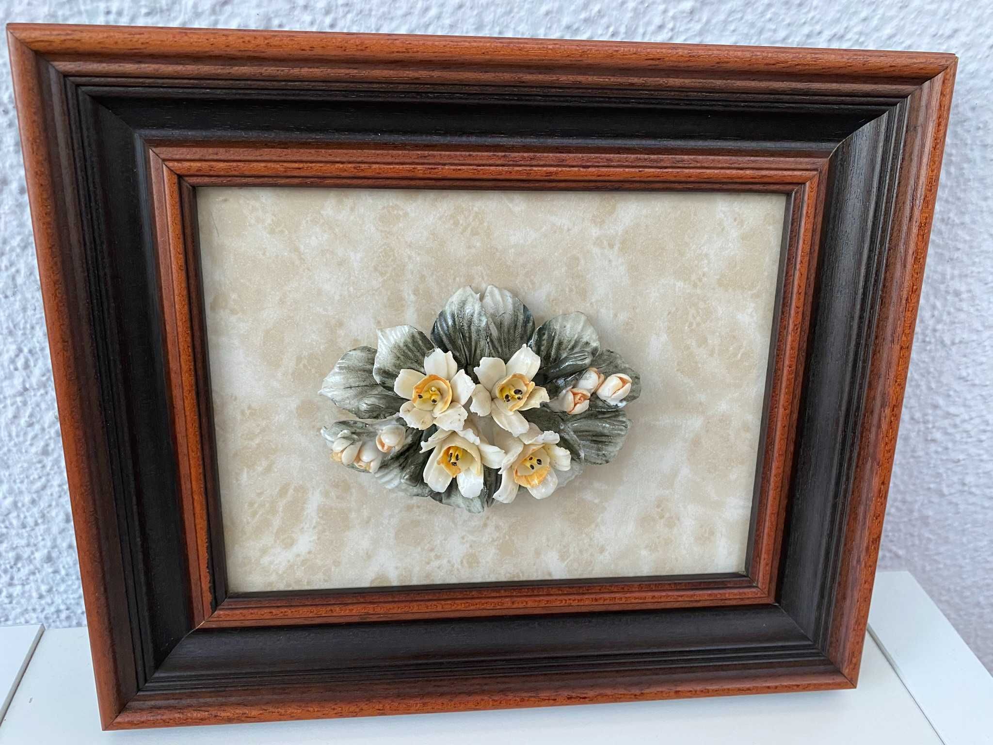 Quadro antigo com flores porcelana