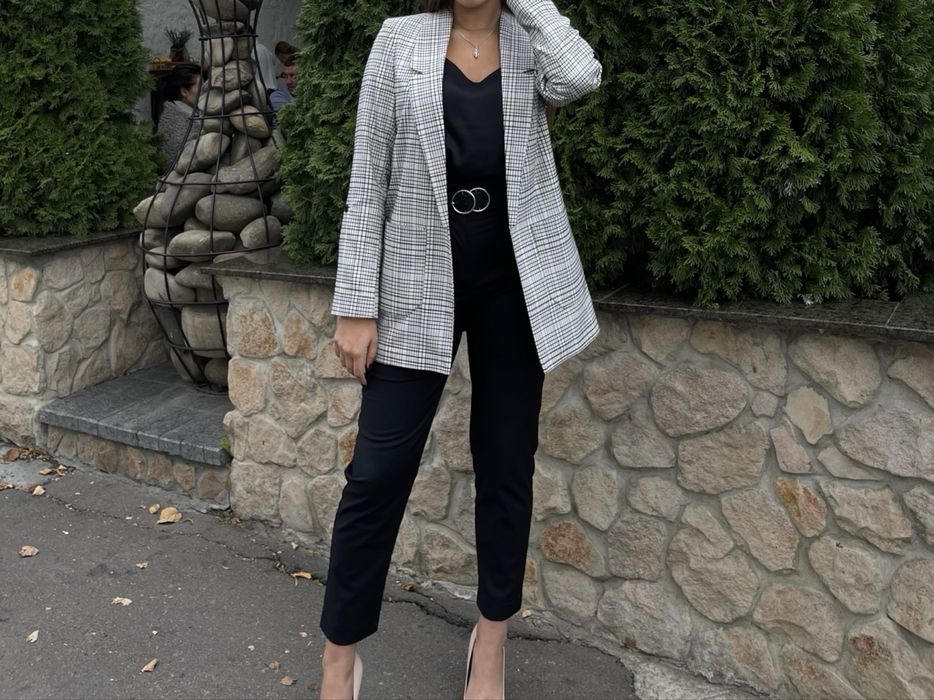 Стильний піджак у клітинку