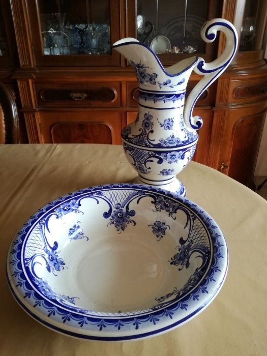 Conjunto de Jarro e Bacia em porcelana de Alcobaça
