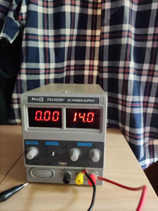 Fonte de Alimentação Digital 0-15V , 0-2A.