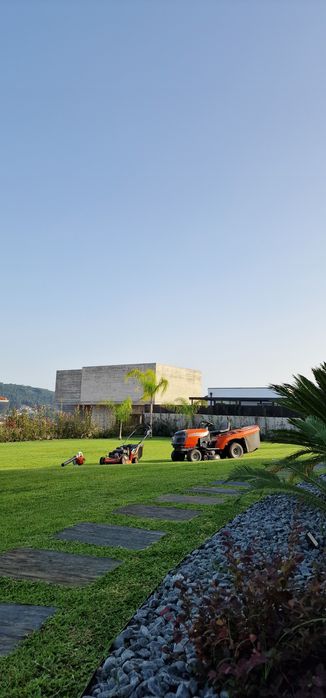 Jardineiro/Jardinagem-Construção e Manutenção de Jardins