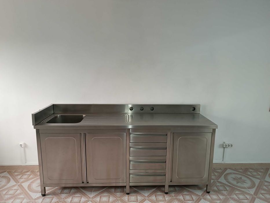 Armário de Trabalho Profissional em Inox – 210 cm – com pia integrada