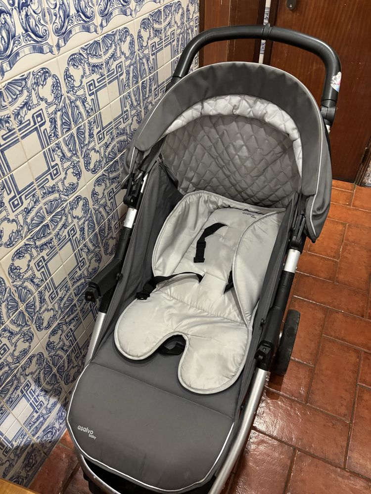 Carrinho de bebe com ovo.