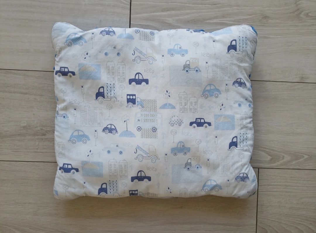 zestaw kocyk i poduszka dla przedszkolaka 70x100 w autka