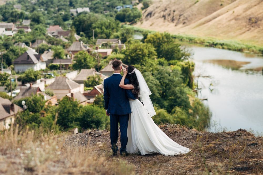 Весільна сукня з відкритою спиною та шлейфом 42 розмір