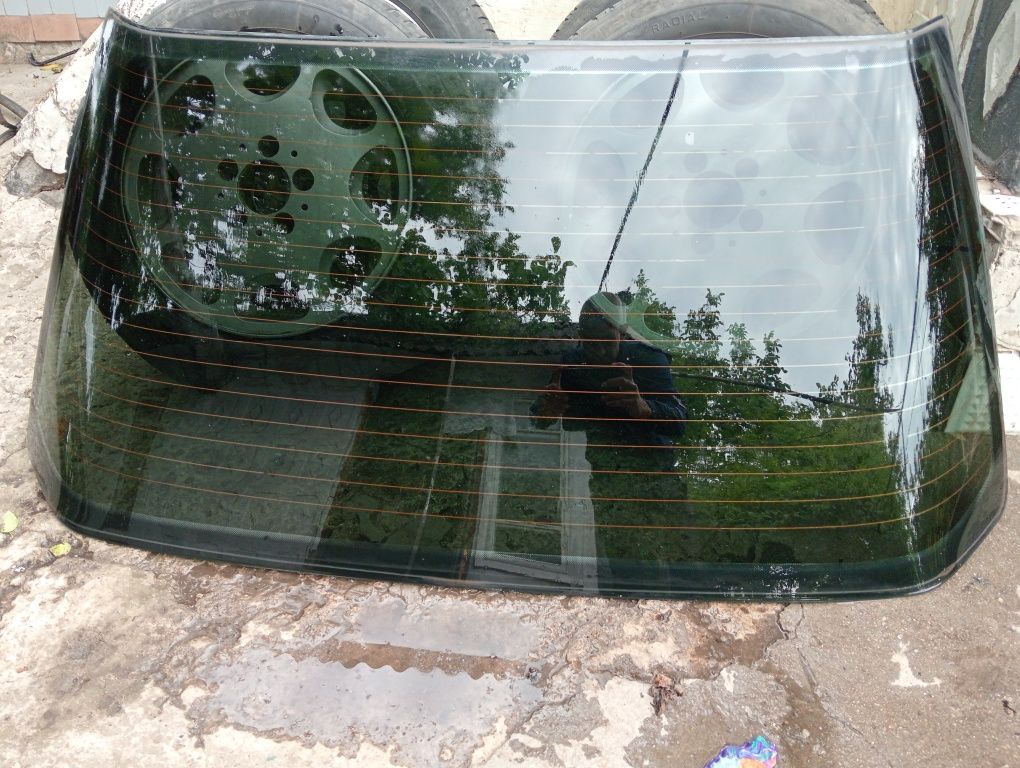 Продам Заднее стекло
