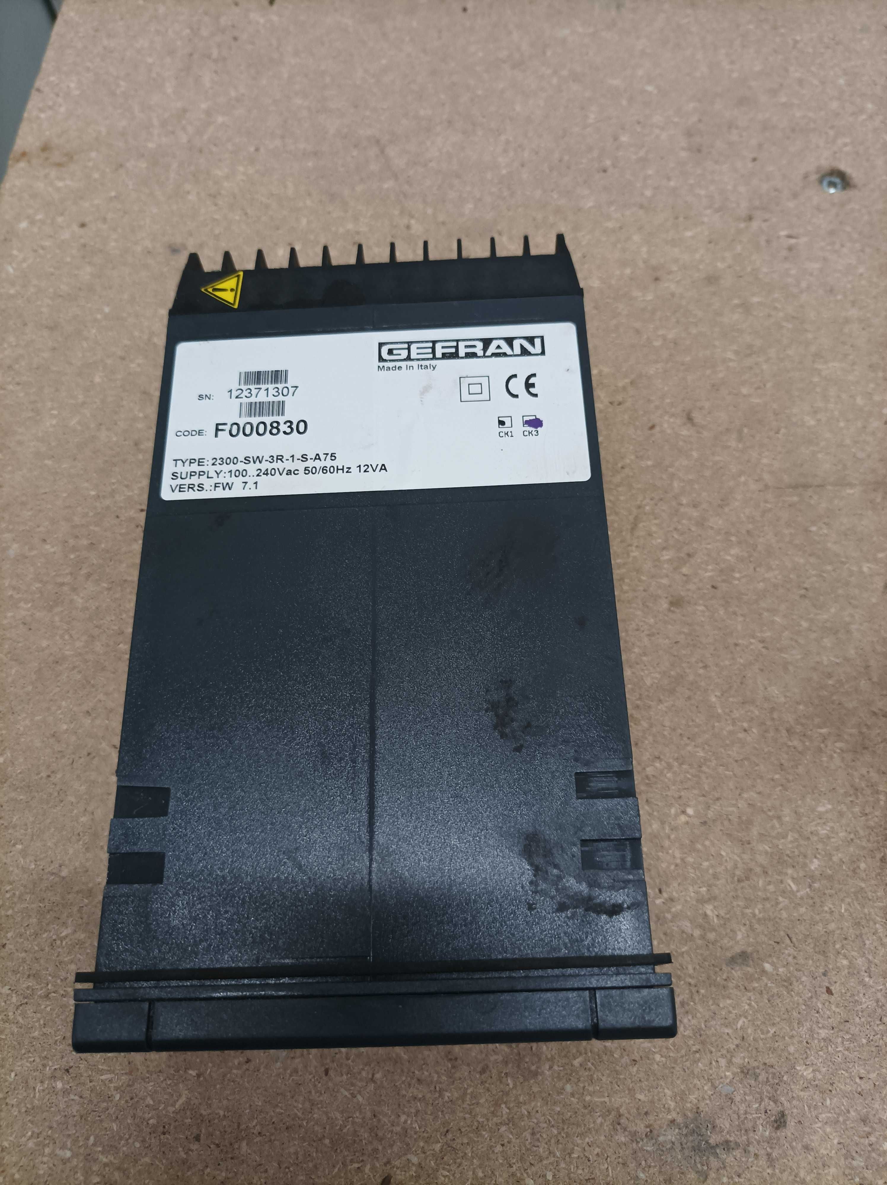 Regulator temperatury GEFRAN  F000830 zasilanie 100-230V AC