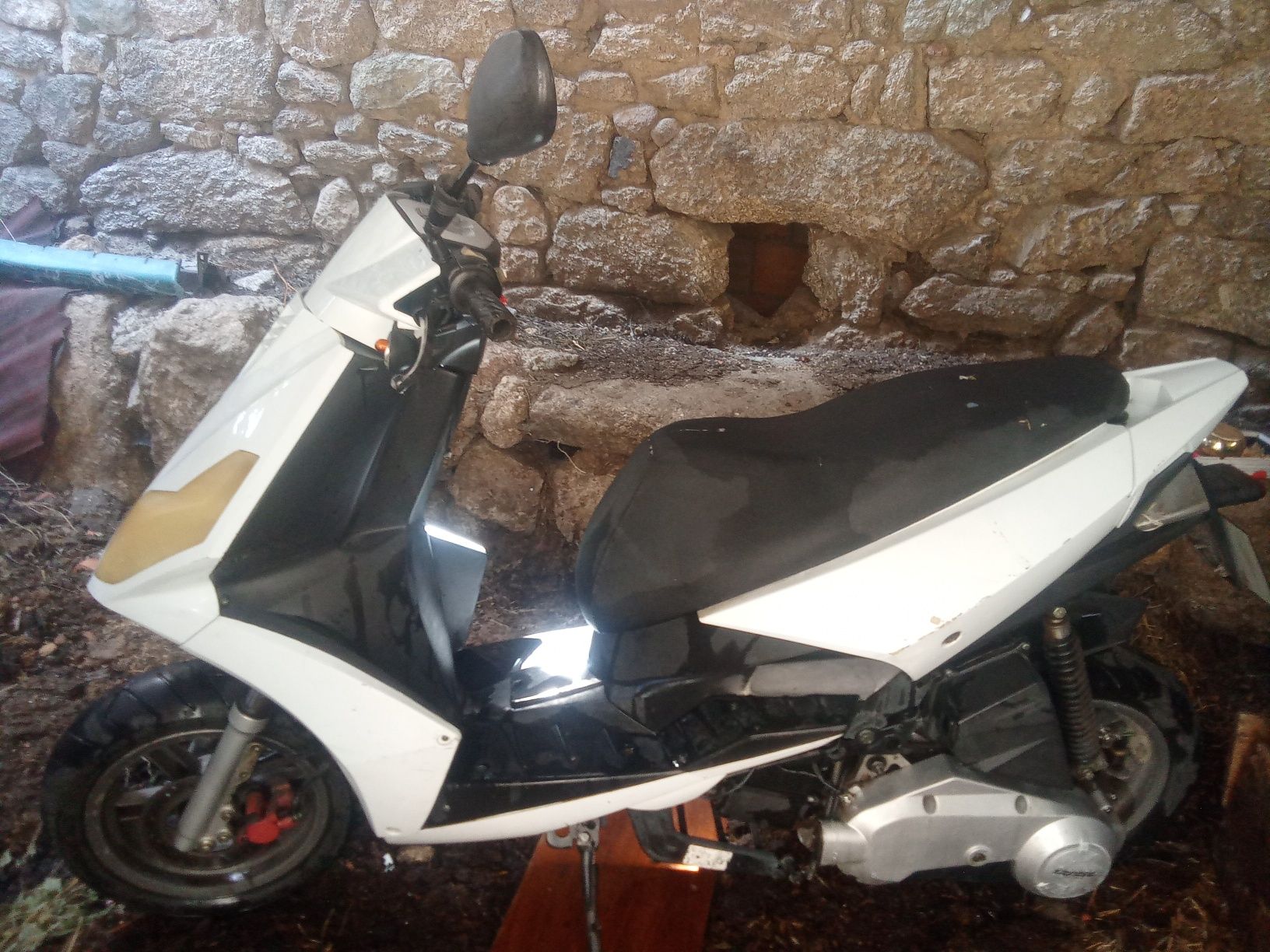 Scooter usada com pouca coisa a fazer