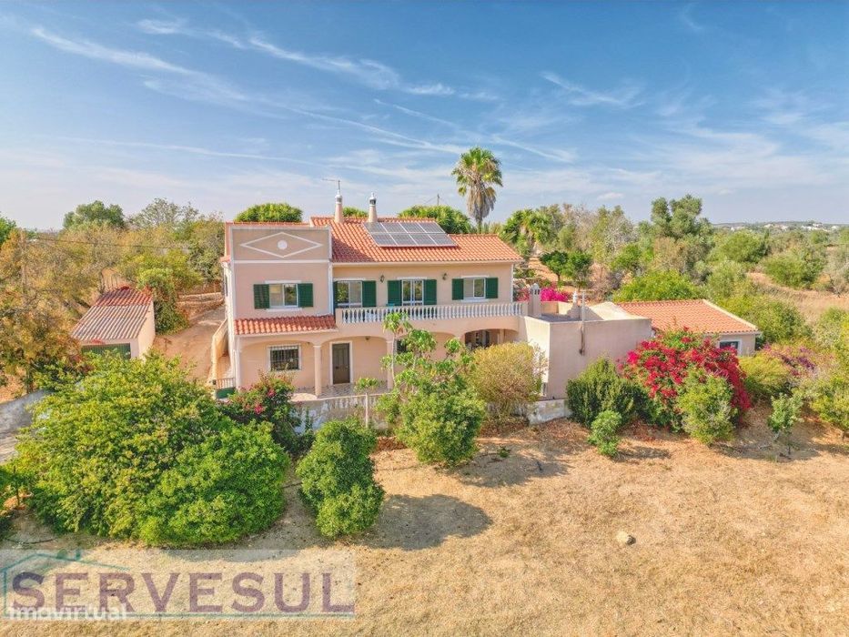 Espaçosa propriedade de 16,600m² com casa de 7 quartos, piscina e v...