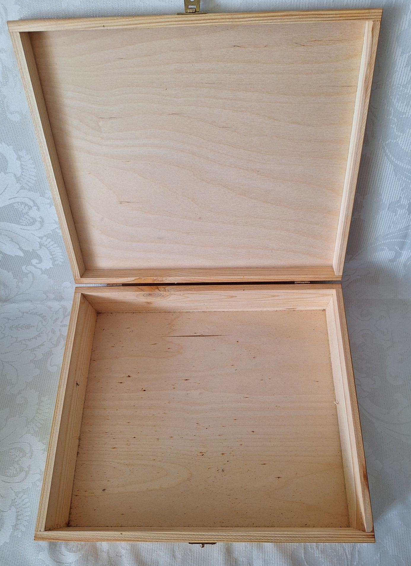 Pudełko drewniane na zawiasach