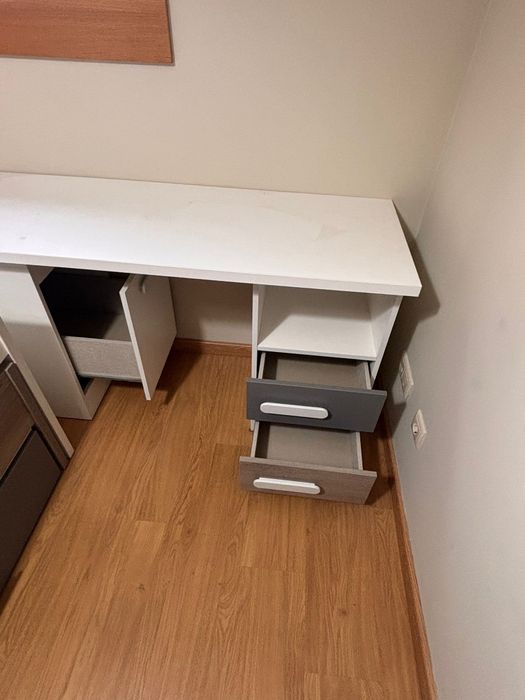 Cama solteiro embutida com arrumação