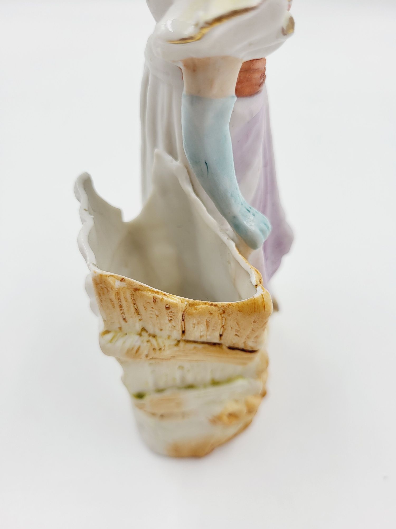 Stara porcelanowa biskwitowa figurka z wazonem