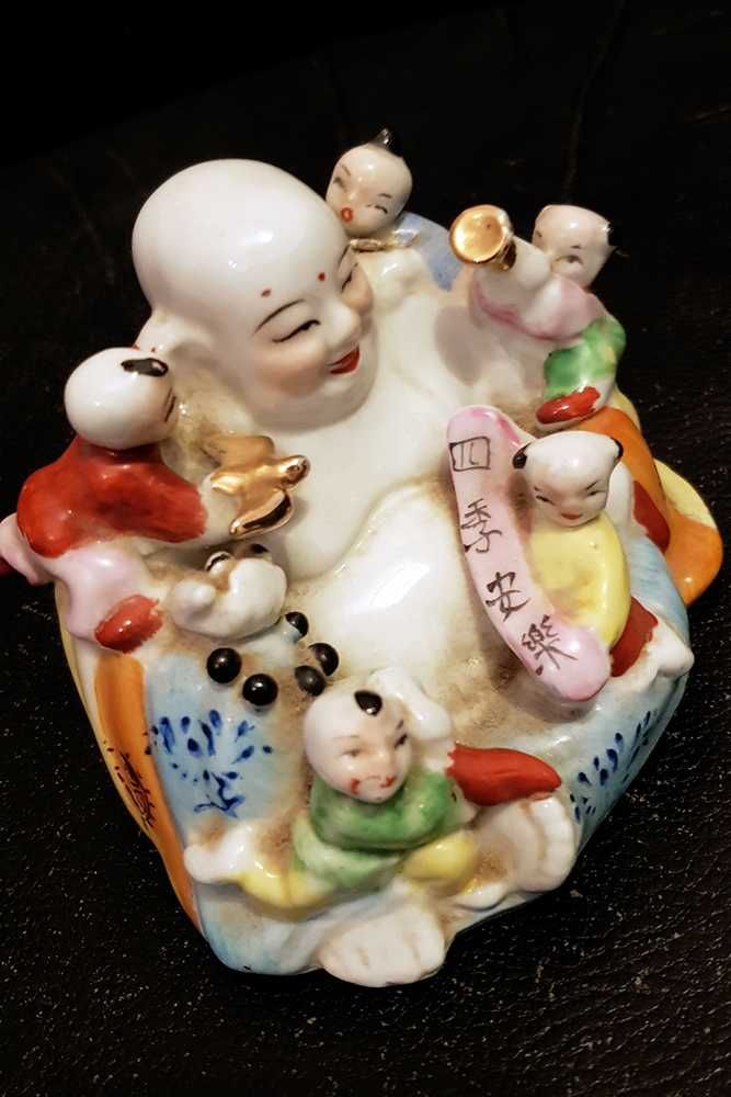 Buda sorridente com crianças em porcelana chinesa pintada à mão
