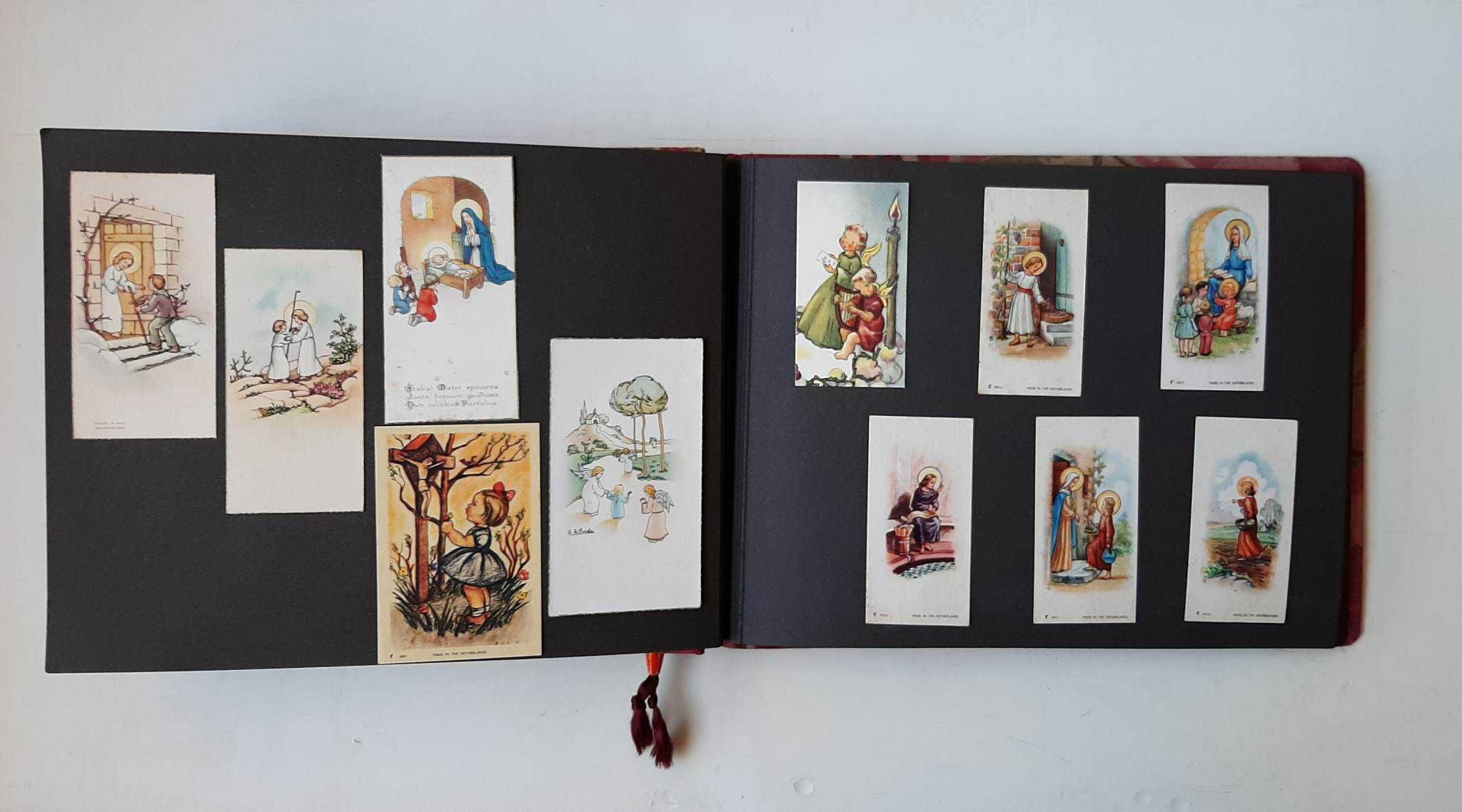 Colecção de 116 pagelas portuguesas antigas apresentadas num álbum