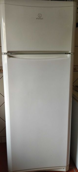 Frigorífico Indesit, como novo.