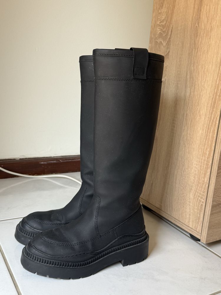 Botas pretas cano alto