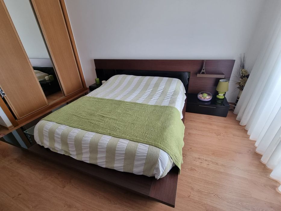 Cama de casal com mesa cabeceira e luz lateral