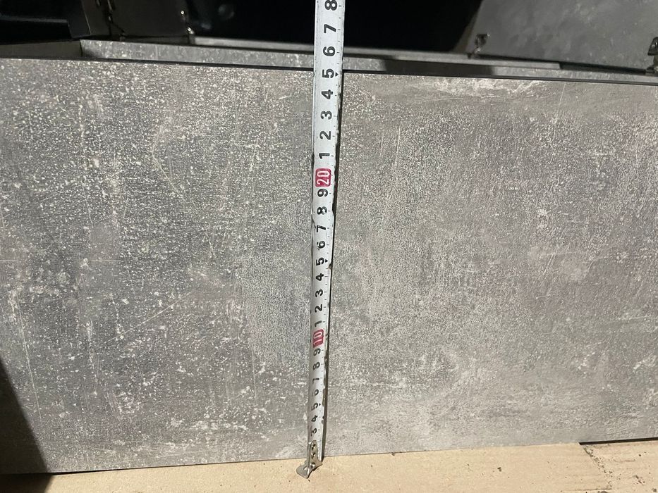 шафа з полицями та дверцями