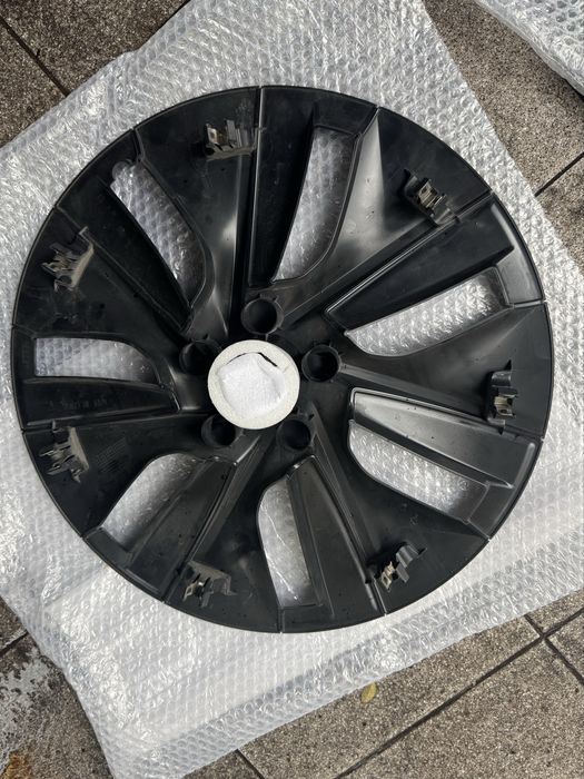 Колпаки Tesla Y R 19 в идеальном состоянии