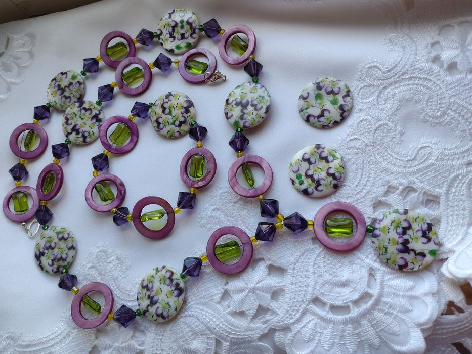 komplet biżuterii masa perłowa w bratki i koła fioletowe