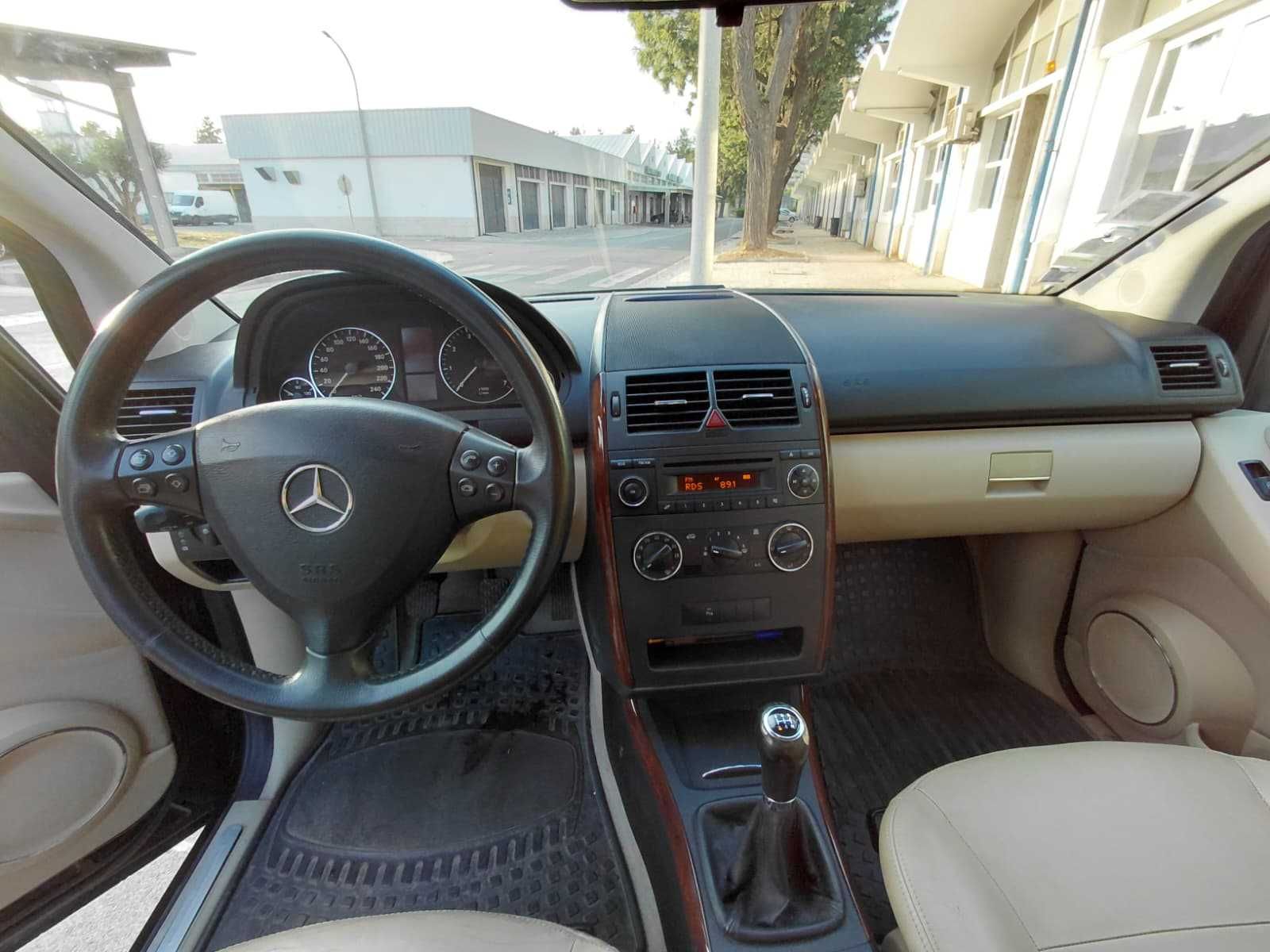 Mercedes-Benz A150 |2007| – 127.000 km | Muito estimado