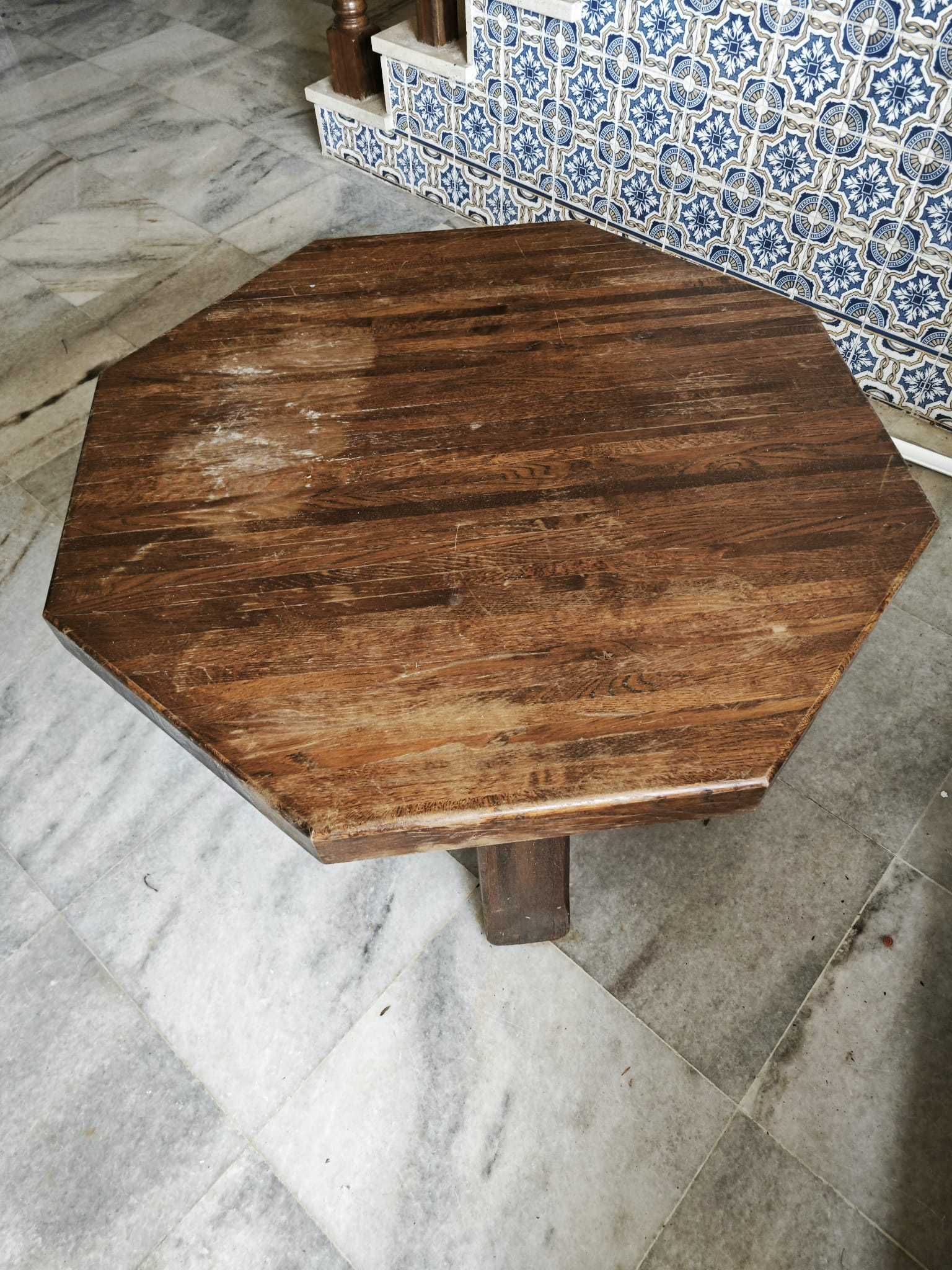 mesa rústica octogonal, em madeira maciça