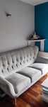 Stylowa jasnoszara sofa z materiału velvet.