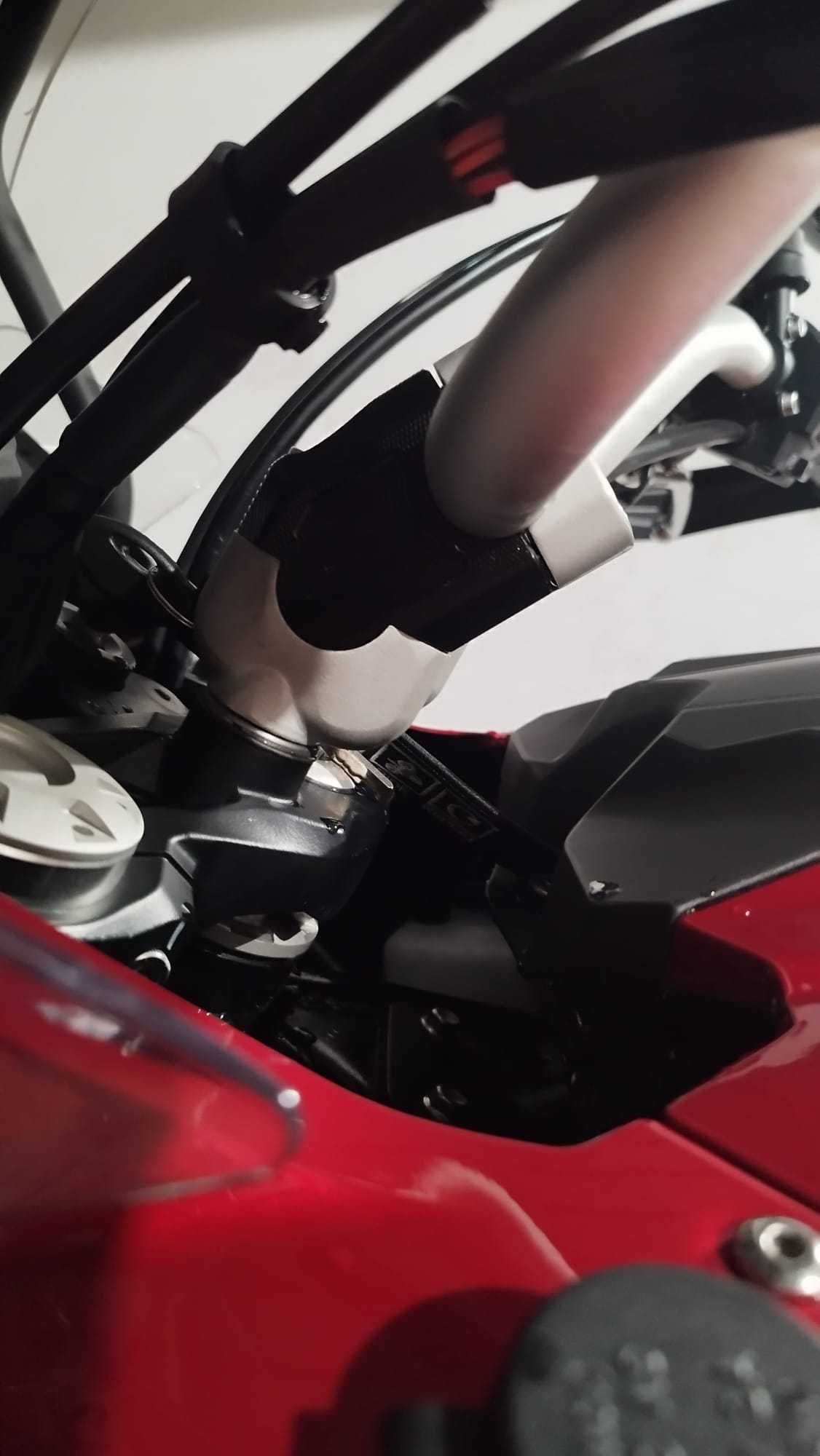 Benelli TRK 502 vermelha