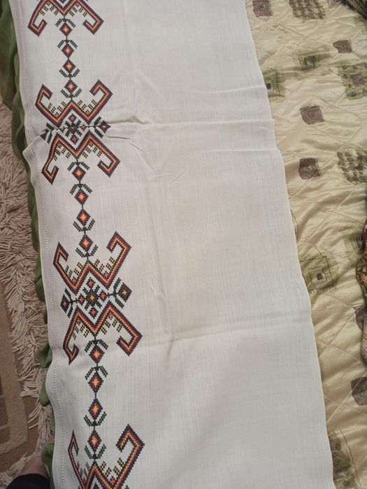Продам шторки вишивані на ліжко
