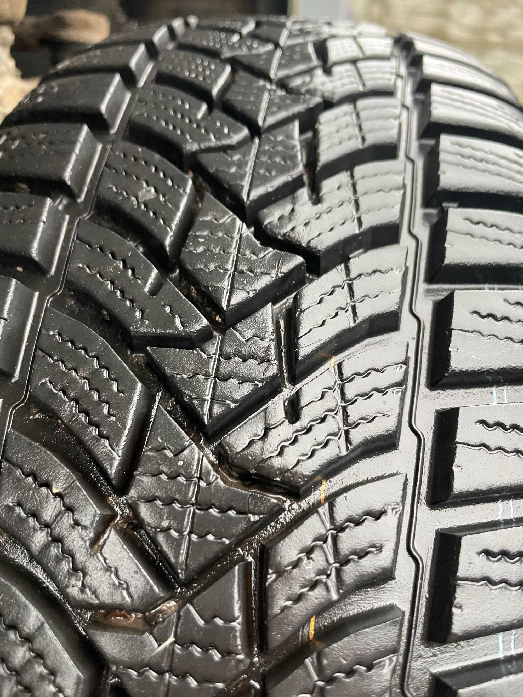 OPONY Zimowe Firmy Dunlop 195/65 R15 stan bdb 9mm 4szt