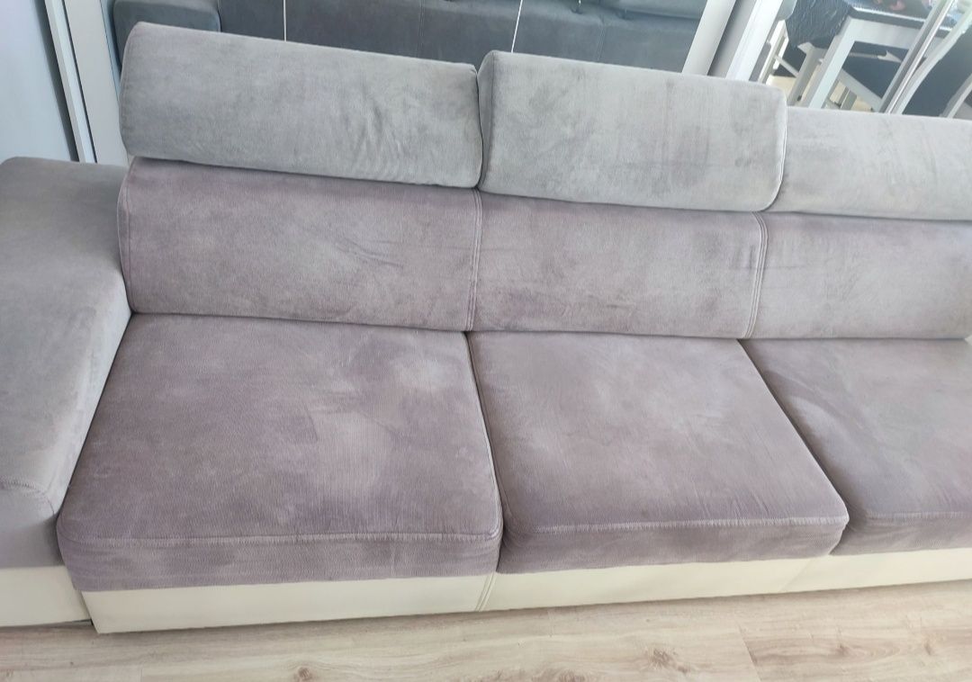 Długa  sofa z regulowanymi zagłówkami