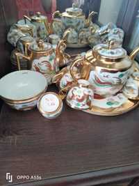Dois Conjuntos de chávenas de café e de chá em porcelana chinesa.