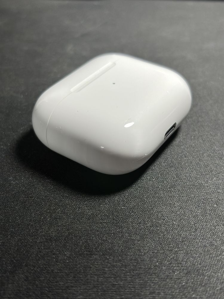 Słuchawki Apple AirPods 3 generacji Lighting (Etui z MagSafe)