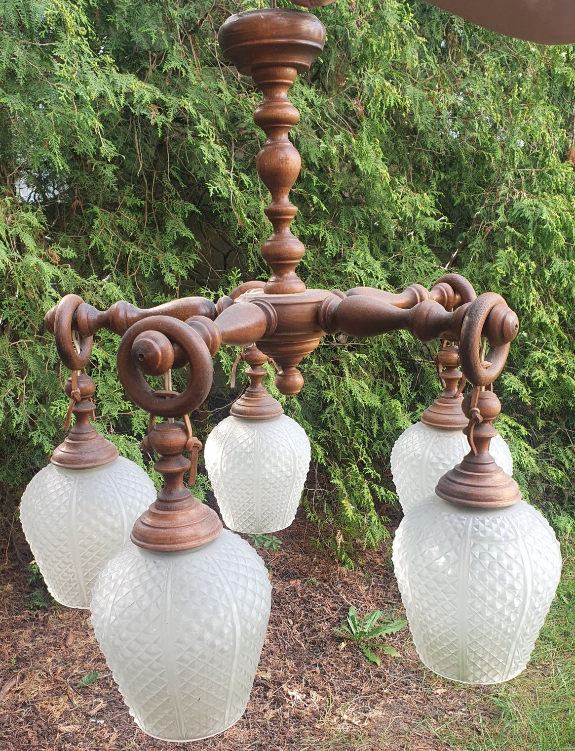 Lampa wisząca drewniana z szklanymi kloszami .Stara.