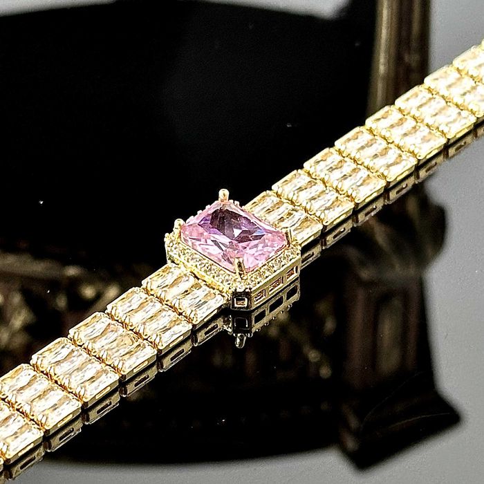 Bransoletka z Cyrkoniami i różowym Topazem, pochodzi z Londynu