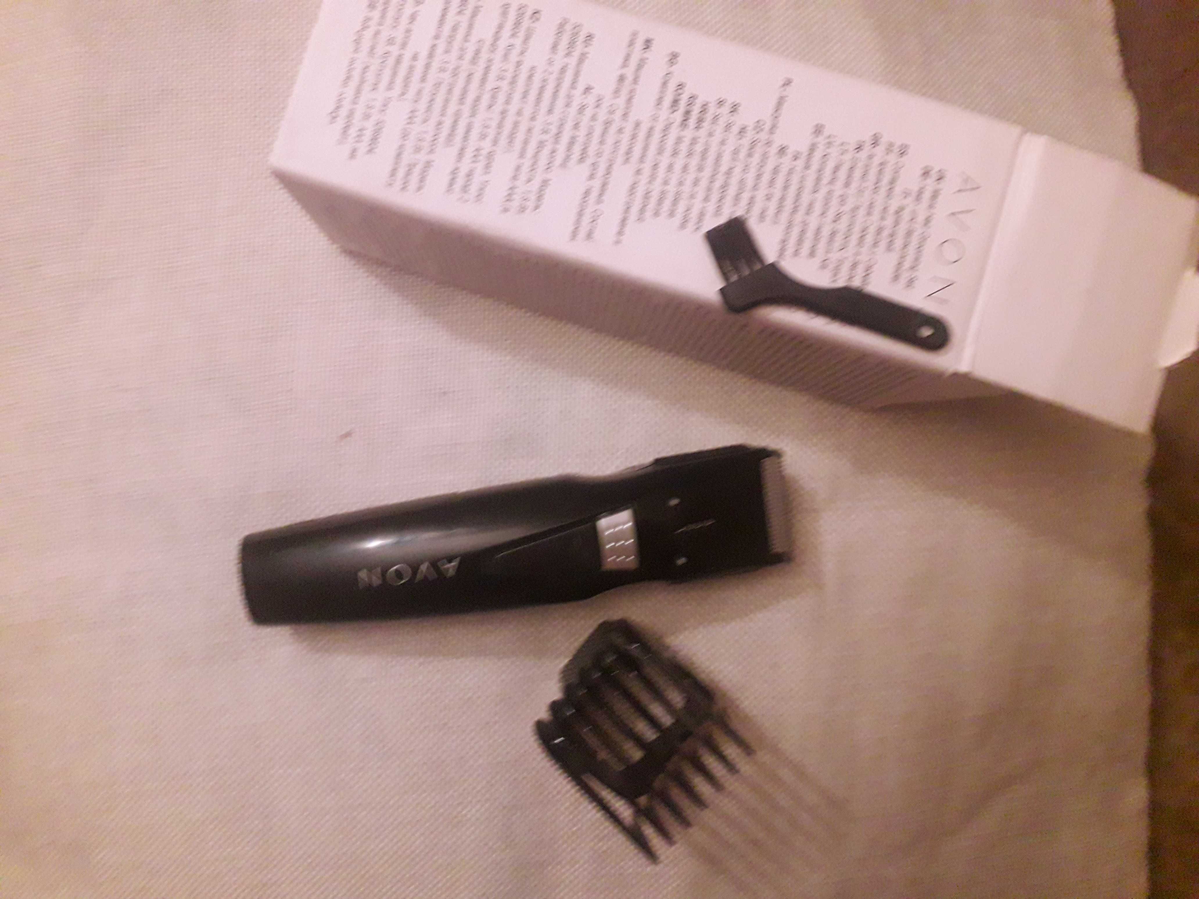 Стріжка AVON з мережним блоком живлення.