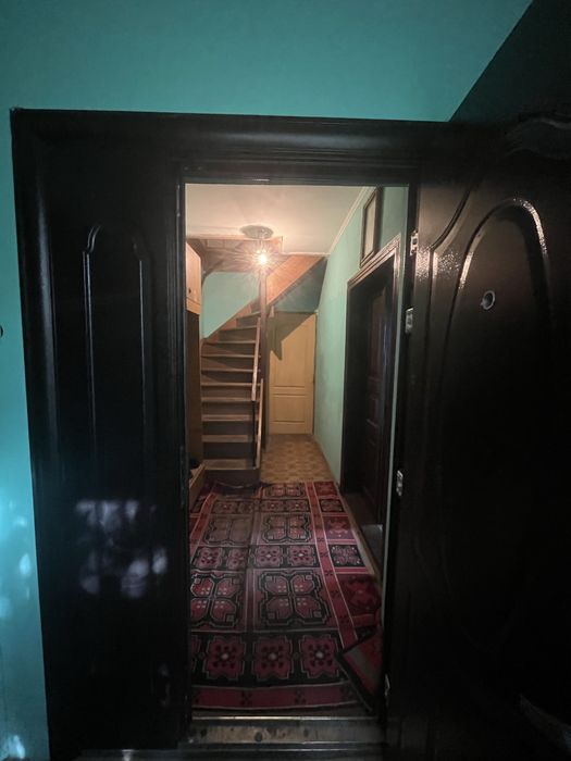 Продаж житлового будинку з великою ділянкою у центрі Куликова!