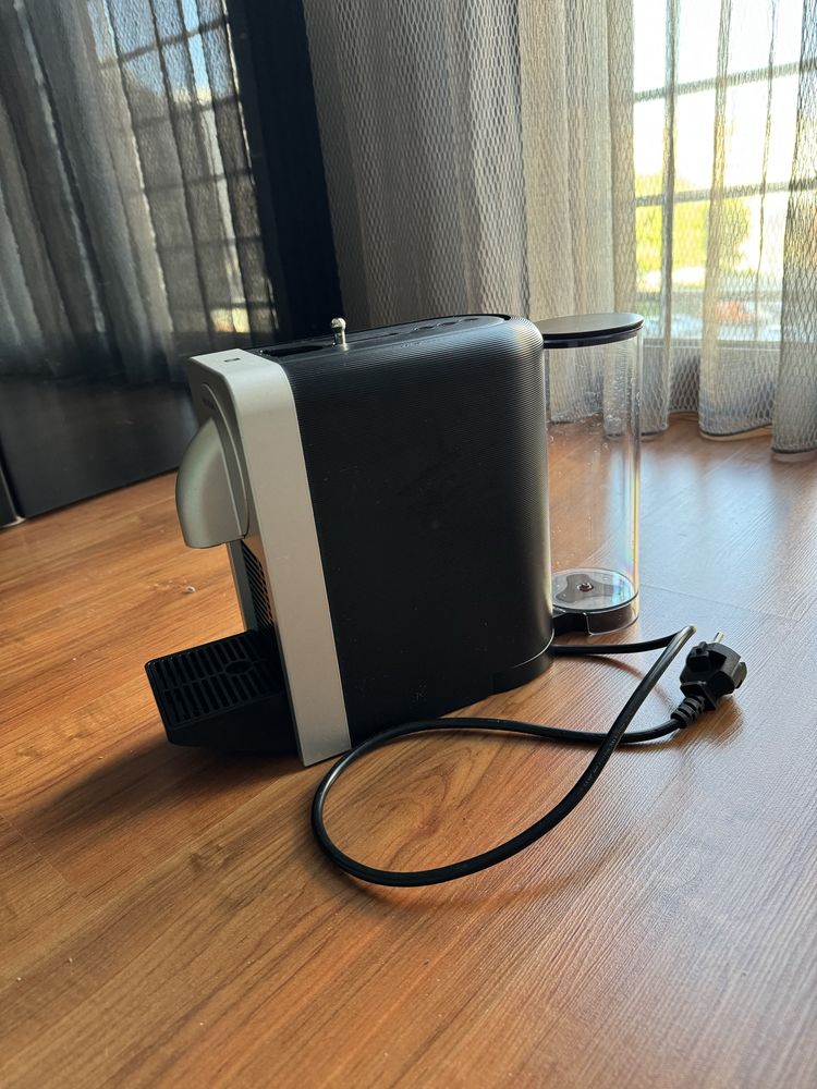 Máquina Nespresso DeLonghi (avariada / para peças) — 10 €