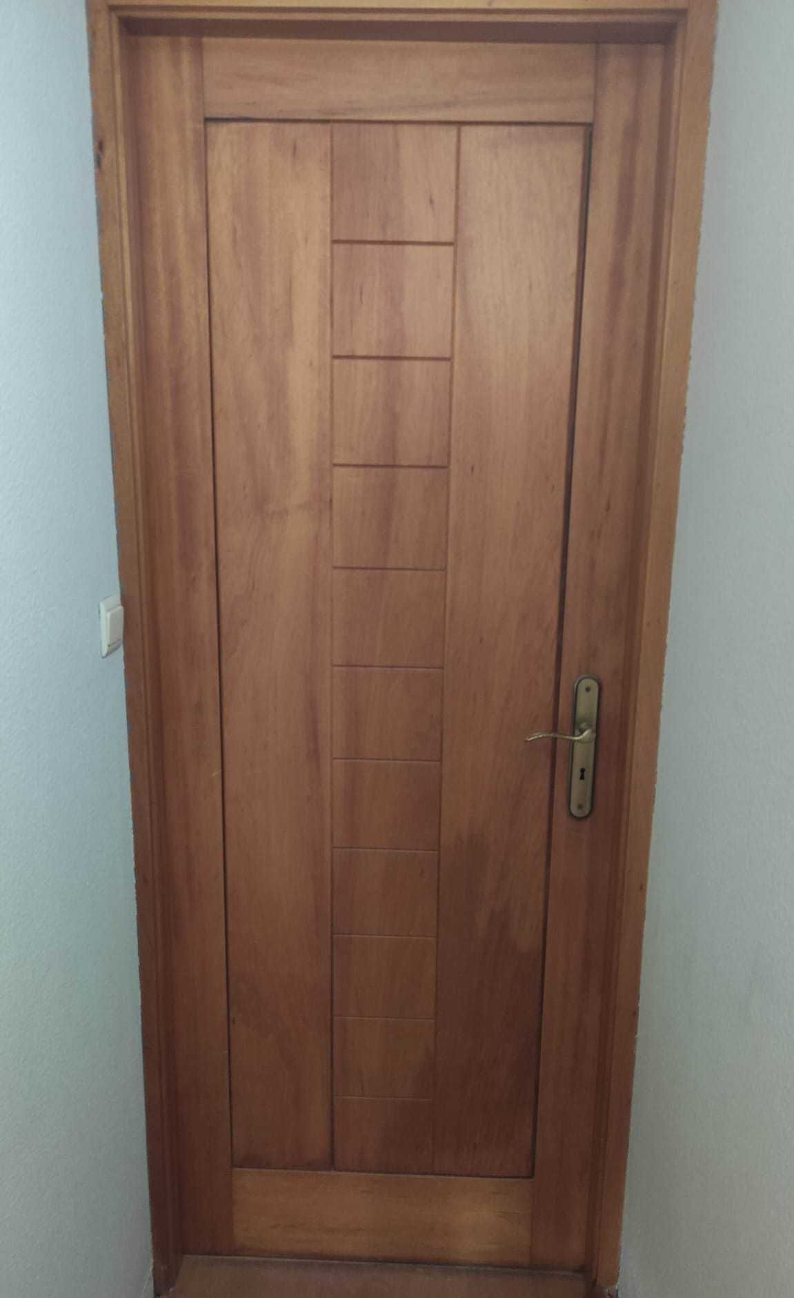 Negociável - 4 Portas Madeira Maciça com Aros