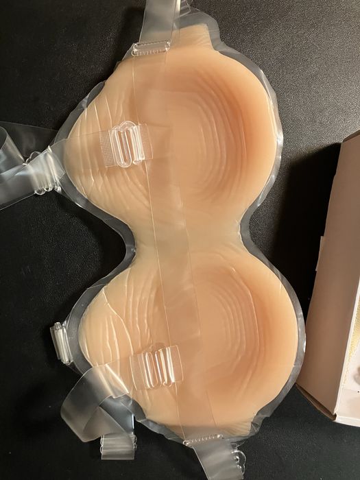 Sztuczne piersi na szelkach Villence miaeczka D