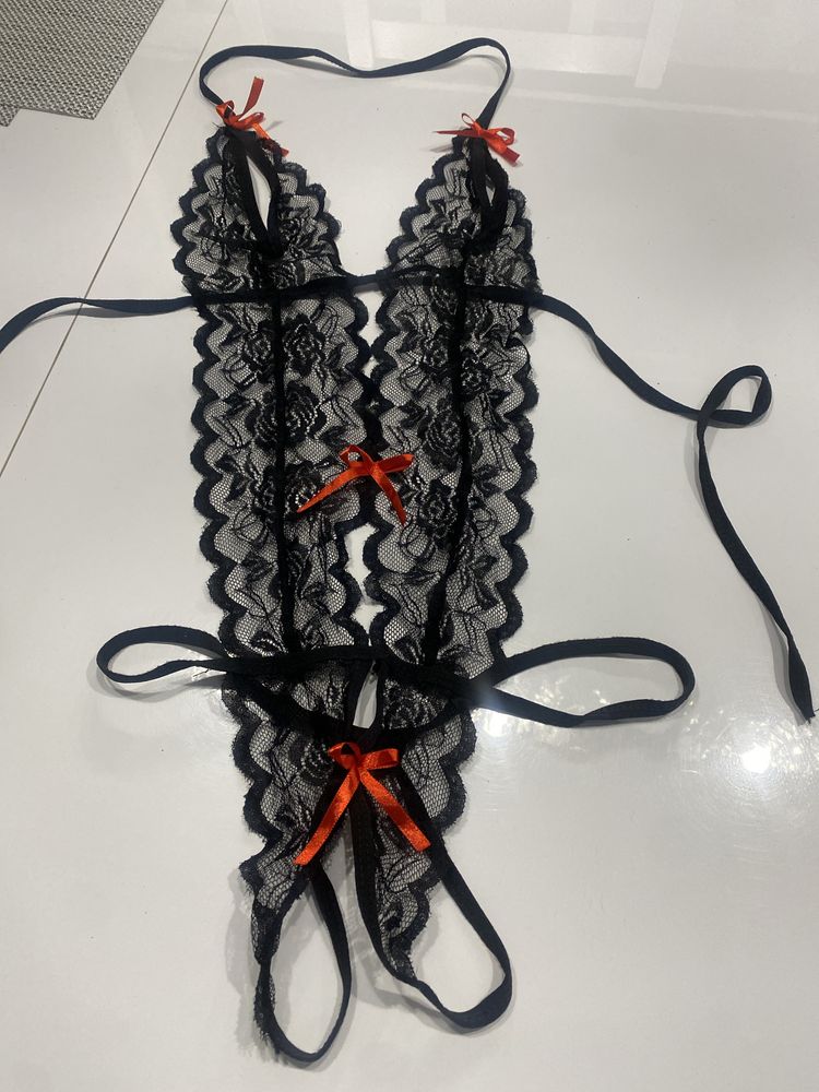 Seksy czarne koronkowe body z czerwonymi kokardkami body  XS