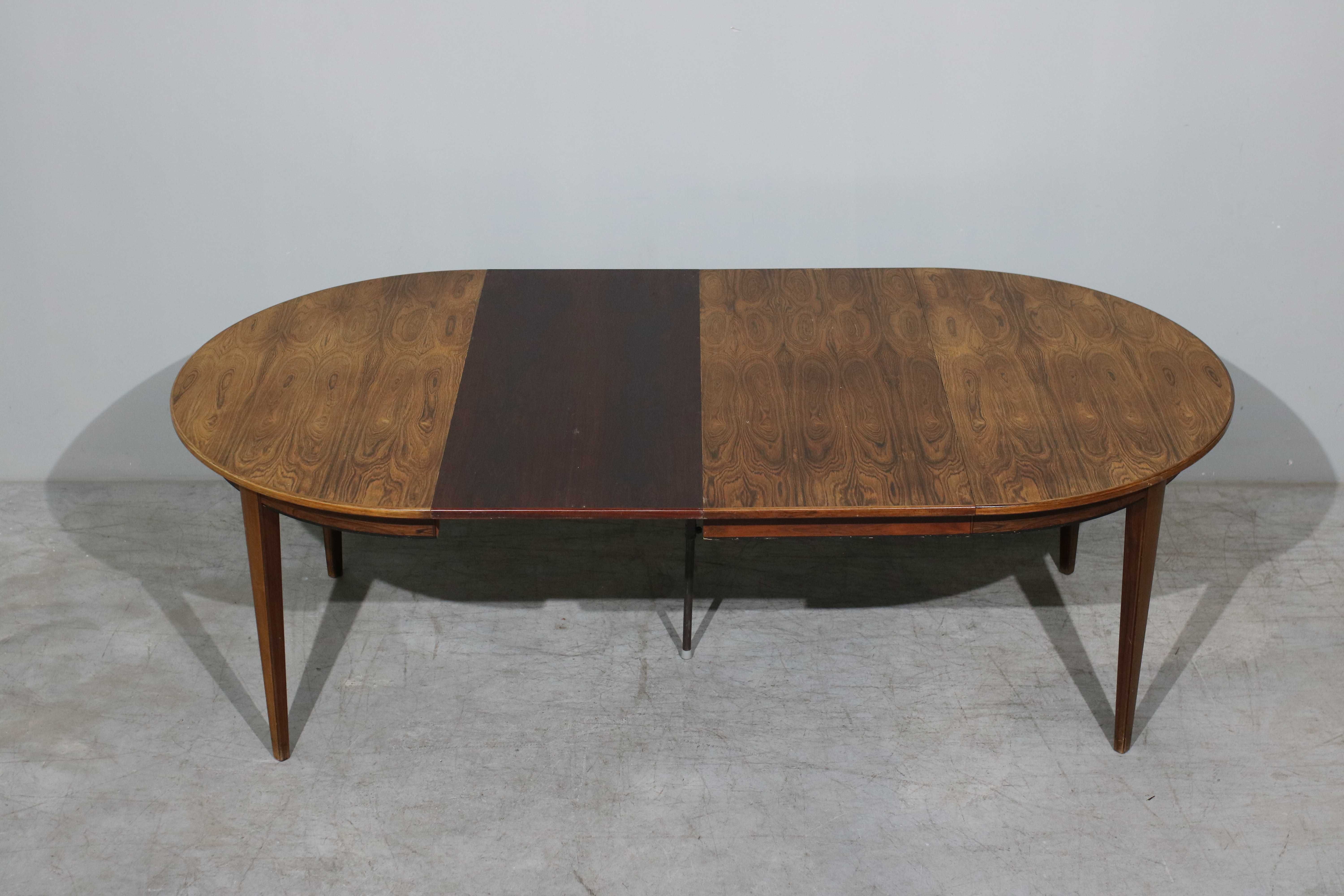 Mesa de jantar extensível Omann Jun modelo 55 em pau santo