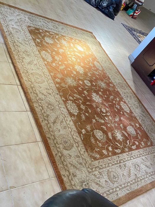 Grande Tapete tons beje e alpercçe, bom estado.