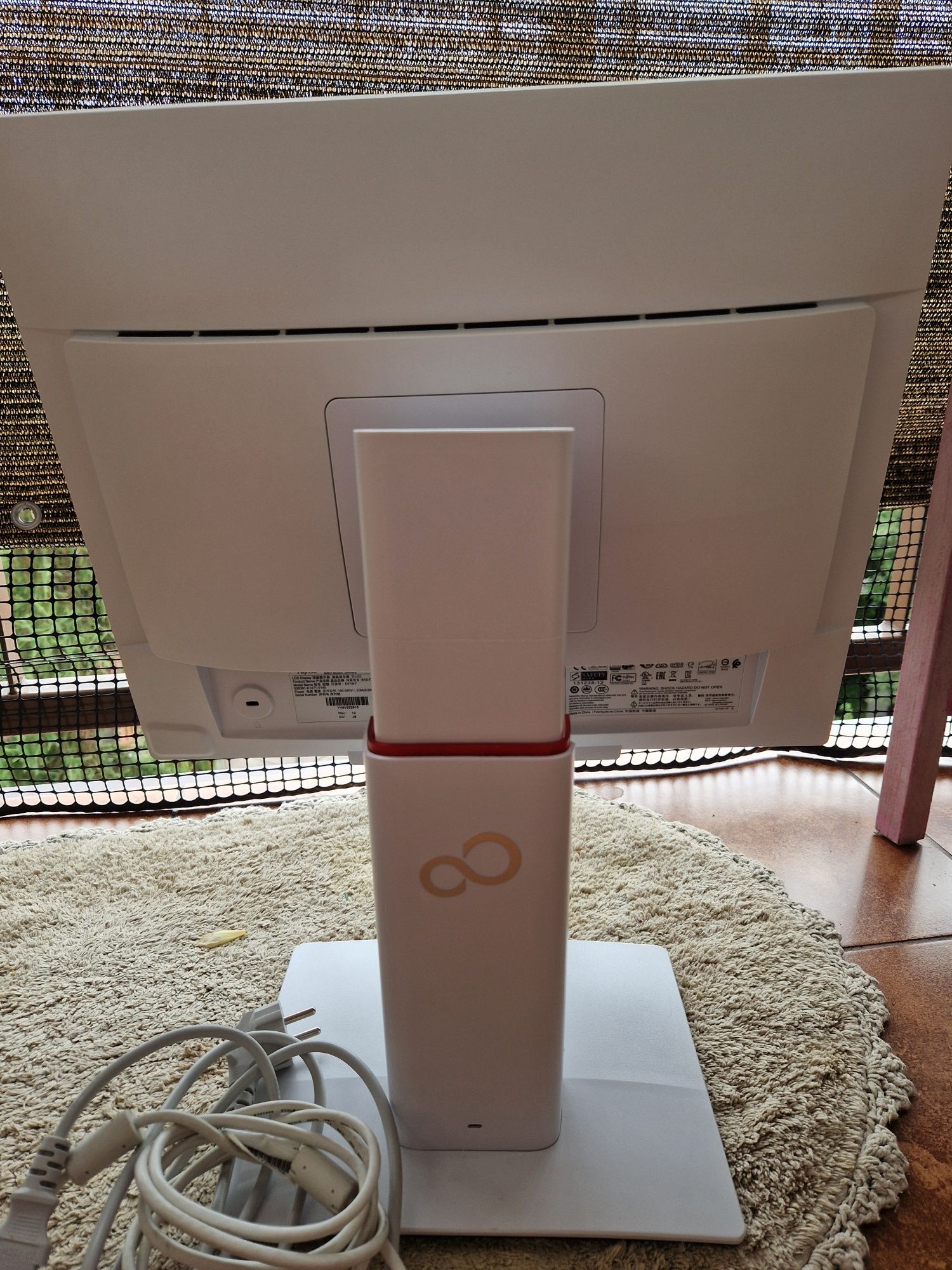 Monitor 19 cali Fujitsu B19-7 Led używany