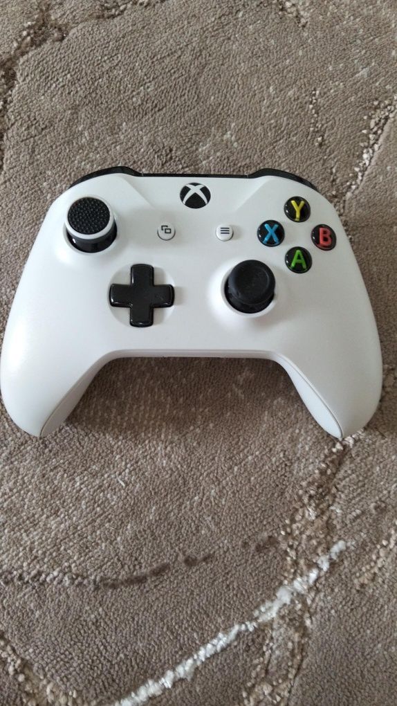 Xbox one S 1tb + pad+ gra FIFA 19