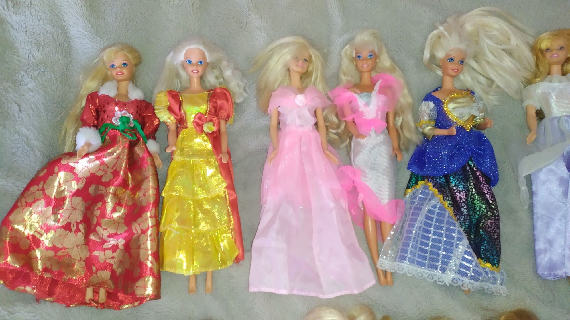 Barbies 15€ cada ou 20 por 199,99€  , vestidos 5€ cada ou 75€ tod