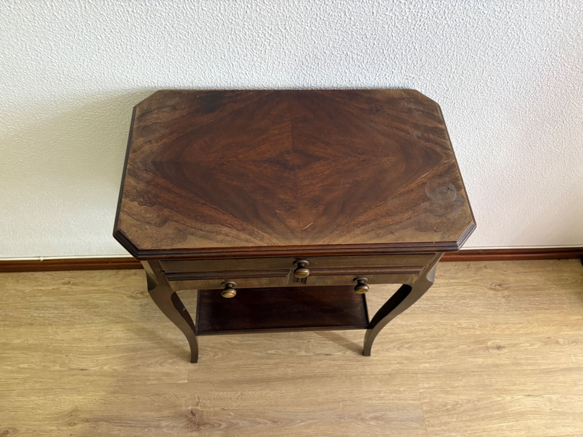 Mesa pequena de apoio de sala com gavetas