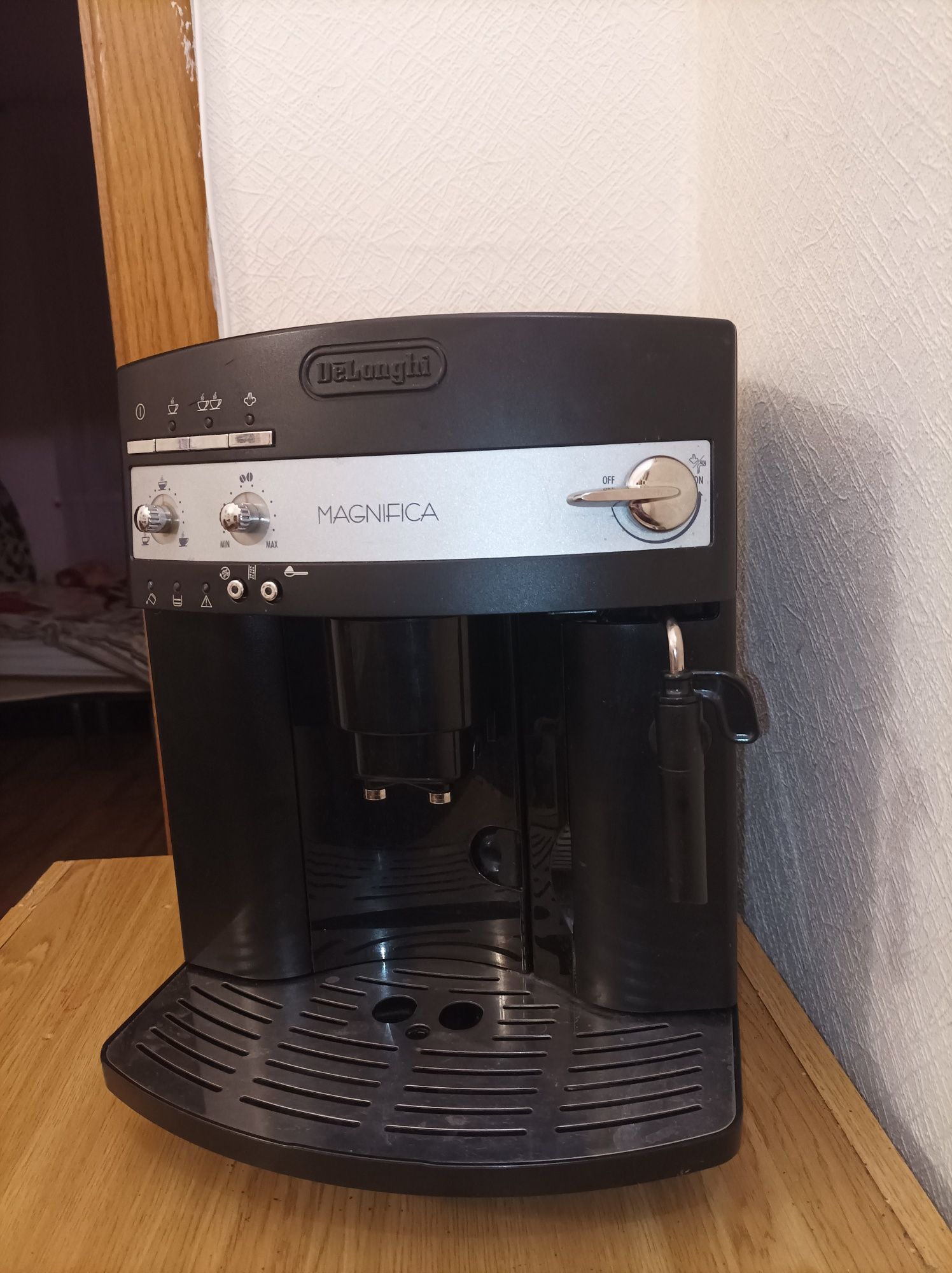 Кофемащина Delonghi Magnifica